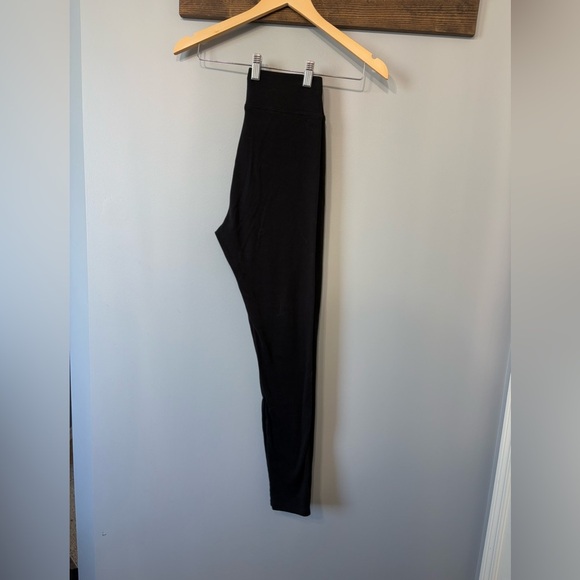 Women’s black leggings in sizes medium by Hue - Picture 2 of 4